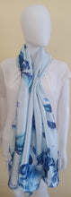 Charger l&#39;image dans la galerie, Écharpe en soie explosion d&#39;Amour Bleu.
