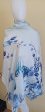 Charger l&#39;image dans la galerie, Écharpe en soie explosion d&#39;Amour Bleu.
