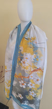 Charger l&#39;image dans la galerie, Écharpe en soie explosion d&#39;Amour.
