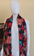 Charger l&#39;image dans la galerie, Écharpe en soie sous les tropiques
