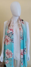 Charger l&#39;image dans la galerie, Écharpe en soie ciel bleu.
