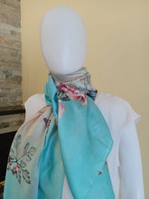 Charger l&#39;image dans la galerie, Écharpe en soie ciel bleu.
