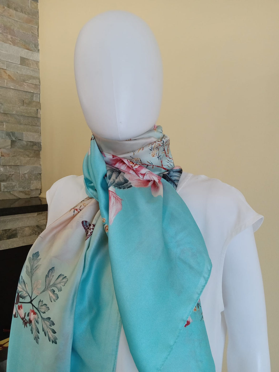 Écharpe en soie ciel bleu.