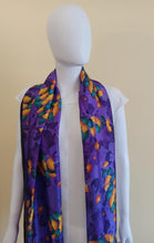 Charger l&#39;image dans la galerie, Écharpe en soie sous les tropiques.
