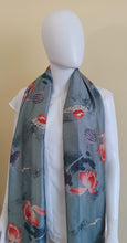 Charger l&#39;image dans la galerie, Écharpe en soie orage de fleurs
