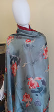 Charger l&#39;image dans la galerie, Écharpe en soie orage de fleurs
