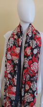 Charger l&#39;image dans la galerie, Écharpe en soie .
