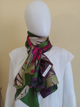 Charger l&#39;image dans la galerie, Écharpe en soie  tropicale.
