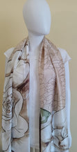 Charger l&#39;image dans la galerie, Écharpe en soie .
