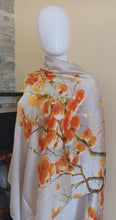 Charger l&#39;image dans la galerie, Écharpe en soie florale
