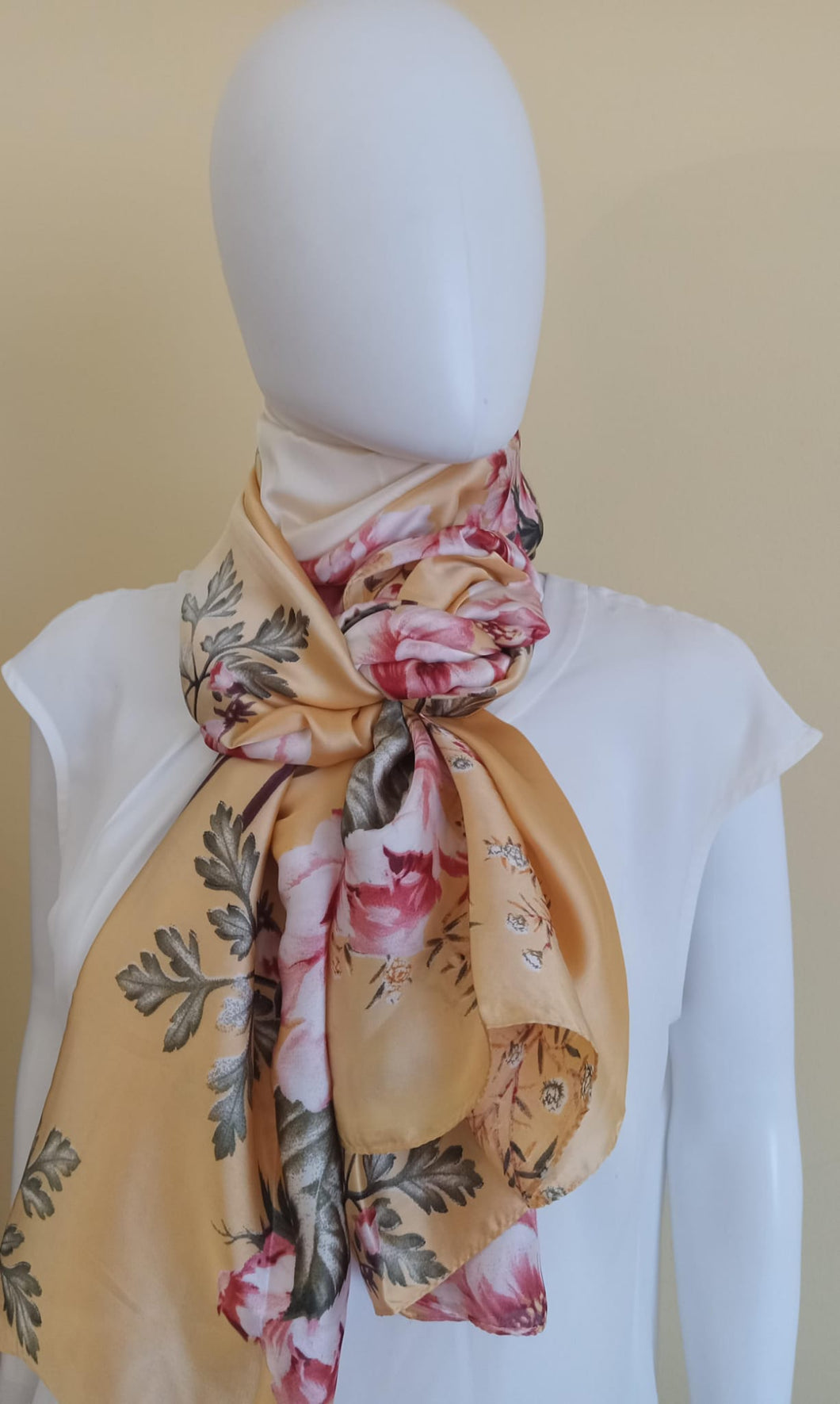 Écharpe en soie florale.