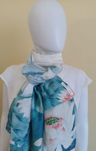 Charger l&#39;image dans la galerie, Écharpe en soie ciel
