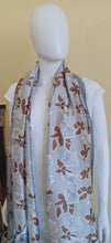 Charger l&#39;image dans la galerie, Écharpe en soie.
